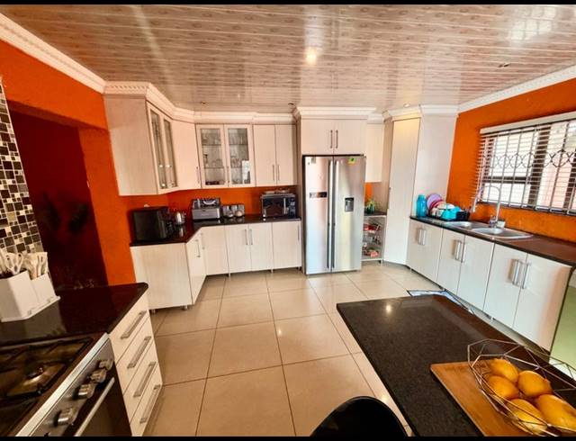 3 BEDROOM HOUSE FOR SALE IN VANDERBIJLPARK CW 5
